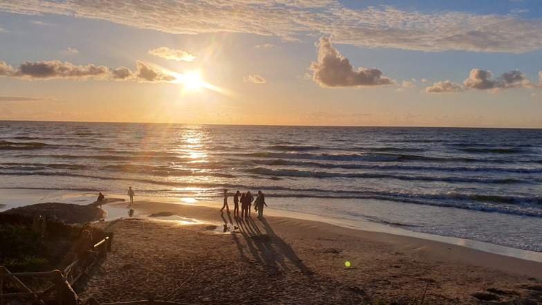 Am Ostseestrand herrscht im Sommer viel Betrieb. Am Horizont ist nun ein Windpark geplant.