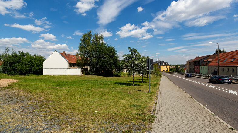 Auf dieser Fläche an der B170 in Possendorf sollen Wohn- und Geschäftshäuser entstehen.