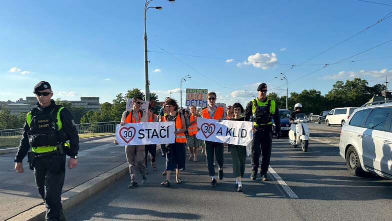 Letzte Generation in Tschechien: "Wir brauchen uns gar nicht anzukleben"
