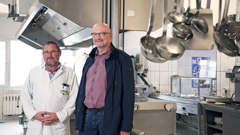 Arbeiten jetzt zusammen: Uwe Sachse, Chef der Menü Gröditz GmbH (li.) und Holger Selle vom Gastroservice Selle. Er ist ab Januar Geschäftsführer von beiden Unternehmen.