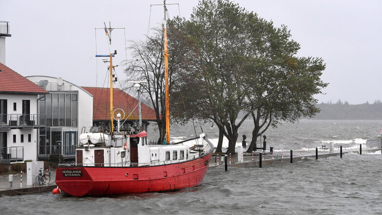 Blick auf den Ryck in Greifswald-Wieck im Landkreis Vorpommern-Greifswald. Sturmböen der Stärken 7 bis 9 sorgen für ungemütliches Wetter und eine Sturmflut an der Küste.