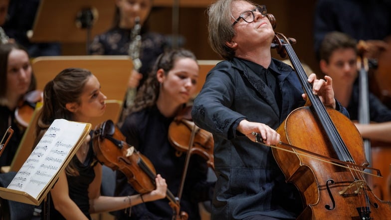 Festivaldirektor Jan Vogler führte mit der Festivalakademie im Kulturpalast eine charmante Cello-Romanze von Richard Strauss auf, die er 1986 uraufgeführt hatte. Dabei war das Werk schon einhundert Jahre alt – es war zwischenzeitlich vergessen worden.