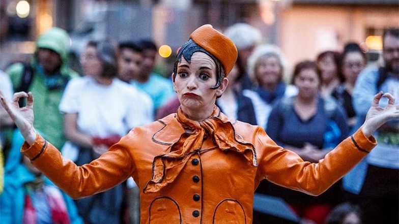 Theater TuxxersConnexion aus Holland auf dem Marienplatz mit der "Orangenen Frau"