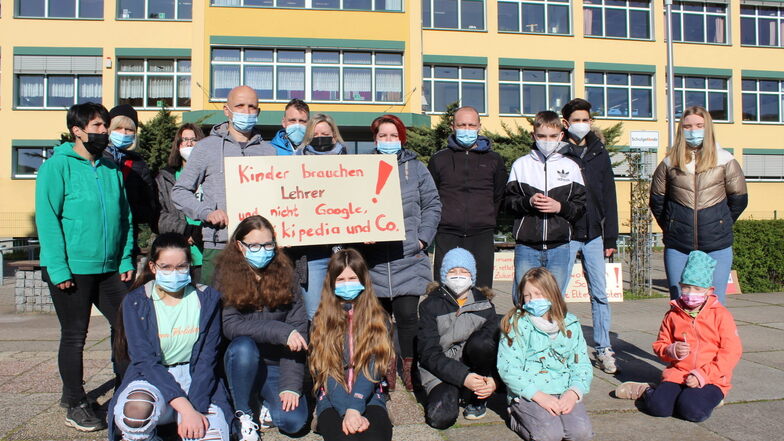 Diese Eltern und ihre Kinder nahmen an dem Protest vor der Oberschule Gröditz teil.