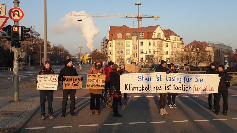 Die Klima-Protestgruppe "Extinction Rebellion" blockiert am Dienstagmorgen den Fritz-Foerster-Platz in Dresden.