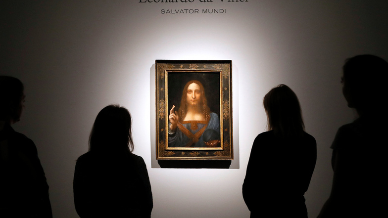 Besucher stehen am 24. Oktober 2017 in der Londoner Dependance des Auktionshauses Christie's vor dem Gemälde "Salvator Mundi".