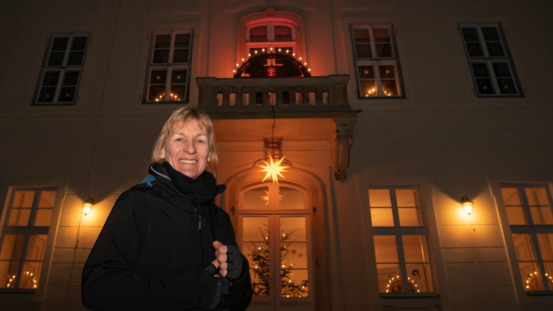 Fördervereins-Sprecherin Randi Friese vor der weihnachtlich geschmückten Fassade von Schloss Lauterbach.