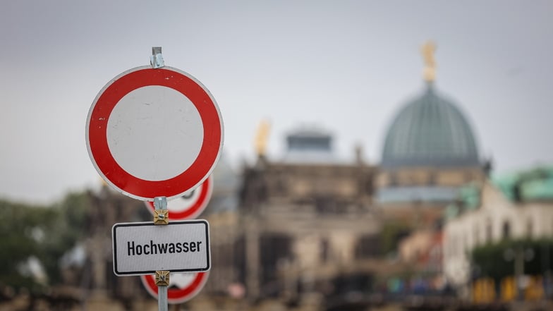 Hochwasser-Schilder mahnen entlang des Terrassenufers Vorsicht vor der nahenden Flut an.