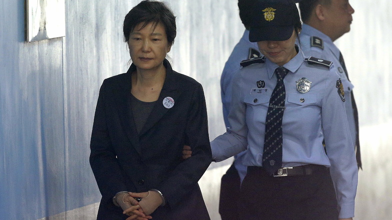 Park Geun Hye (l), ehemalige südkoreanische Präsidentin, kommt zur Anhörung über die Verlängerung ihrer Haft im Seoul Central District Court.