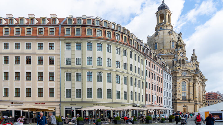 Vorn das Erdmannsdorfsche Haus, daneben die "Bogen-Fassade" am einstigen Hotel "Stadt Berlin", dann das Weigelsche Haus und dahinter der Goldene Ring - ein Bummel durch die QF-Passage ist auch eine architektonische Entdeckungsreise.