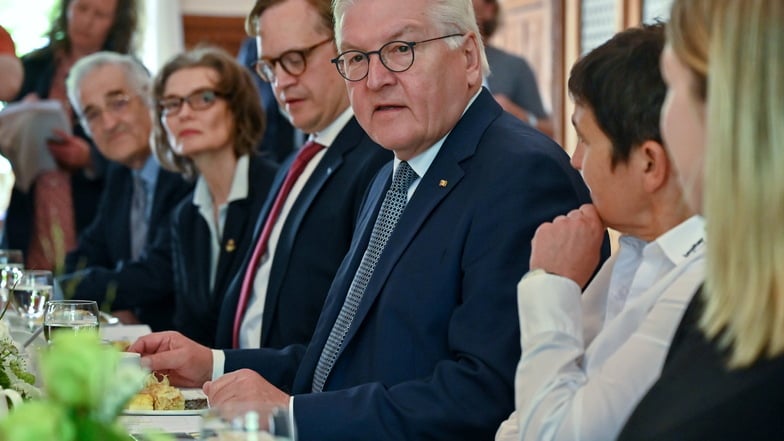 Bundespräsident Frank-Walter Steinmeier (M) nimmt an dem Gespräch "Kaffeetafel kontrovers" mit Einwohnern der Stadt Senftenberg teil.
