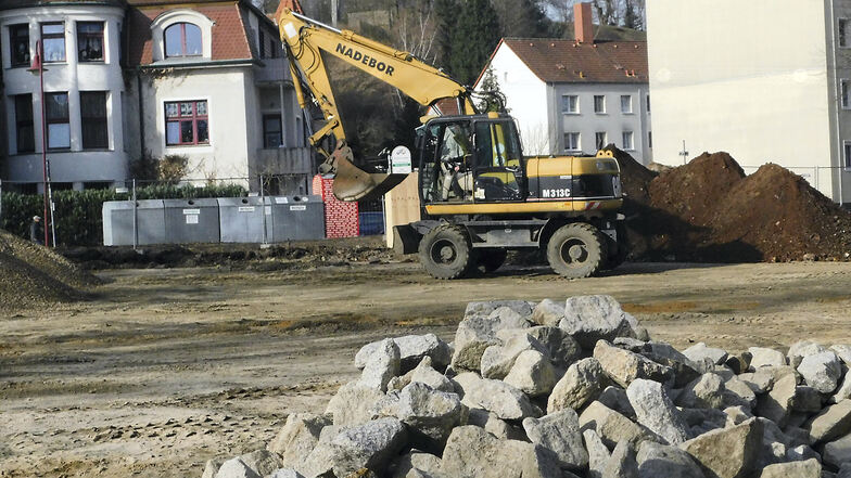 Die Bauarbeiten zur Parkplatz-Neugestaltung am Postplatz in Bad Muskau laufen seit drei Wochen. Ende April enden sie.