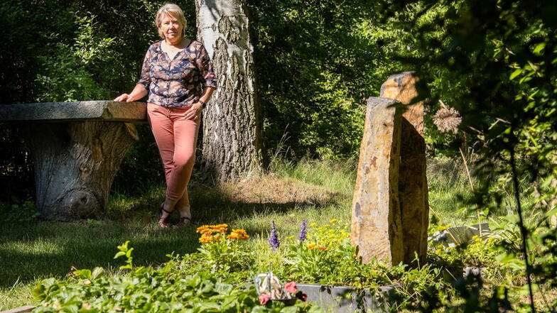 Evelin Mühle, Leiterin des Görlitzer Friedhofs, auf dem Grabfeld für Mensch und Tier auf dem Görlitzer Neuen Friedhof.