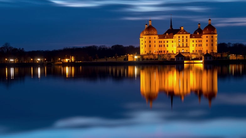 Dem Sicherheitskonzept folgend, bleiben die Lichter am Schloss Moritzburg auch nachts an. Sie sollen Diebe und Vandalen fernhalten.