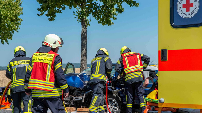 Nach dem Unfall bei Bernstadt musste die Fahrerin von der Feuerwehr mit schwerem Rettungsgerät aus dem Fahrzeugwrack befreit werden.