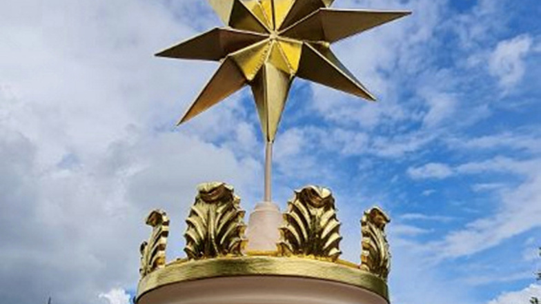 Der achtzackige Goldene Stern auf dem Dach der Branitzer Parkschmiede wird jetzt als originalgetreue Nachbildung en miniature der neue Vereinsorden.