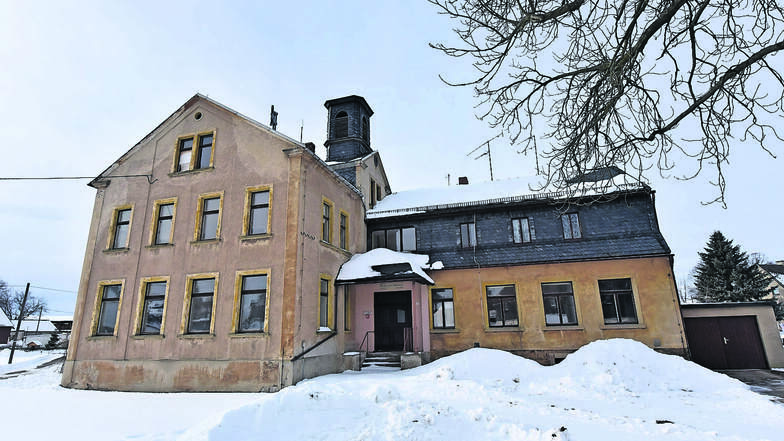 Die Gemeinde selbst nutzt die ehemalige Schule in Friedersdorf kaum mehr. Das Gebäude verfällt zunehmend.