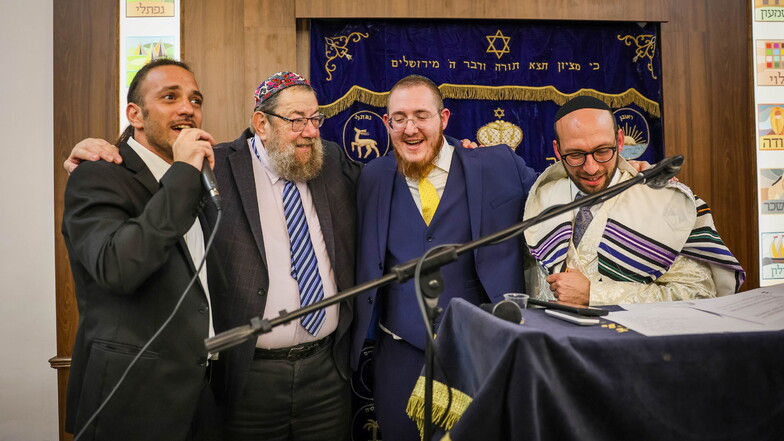 David Lamberger, Rabbiner Arthur Green, Moshe Barnett und Rabbiner Akiva Weingarten bei der EInweihung der Neustadt-Synagoge.