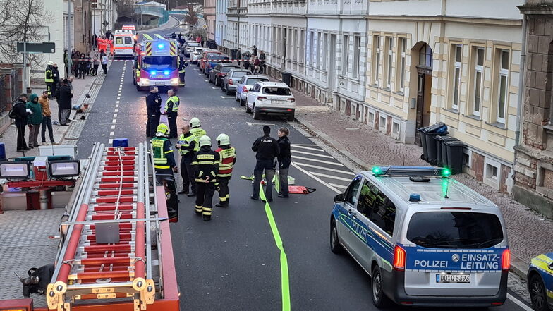 Ein Großaufgebot von DRK, Feuerwehr und Polizei war auf der Schillerstraße im Einsatz.