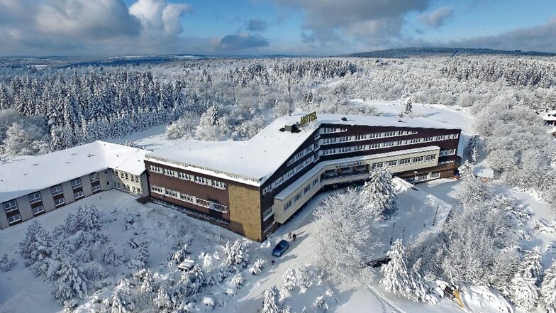 Das Hotel Lugsteinhof in Zinnwald wirbt gern damit, das höchstgelegene Hotel im Osterzgebirge zu sein. Und das kann man an schönen Wintertagen in fast 900 Metern Höhe auch sehen.