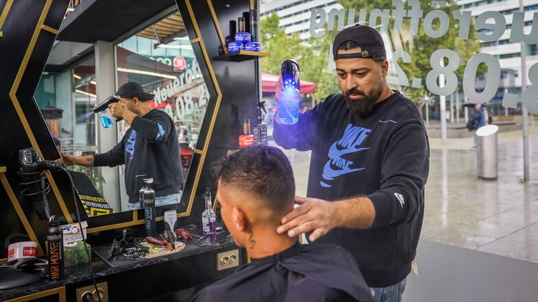 Friseur Ahmad Hussein sorgt nicht nur für eine coole Frisur bei seinem Kunden, sondern auch für Wohlbefinden im neuen Orient Style Barbershop Safar auf der Prager Straße 3a.