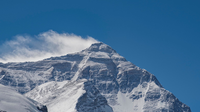 Der Berg Qomolangma, die tibetische Bezeichnung für den Mount Everest, ist der höchste Gipfel der Erde - und daher für manchen Bergsteiger eine zu große Herausforderung.