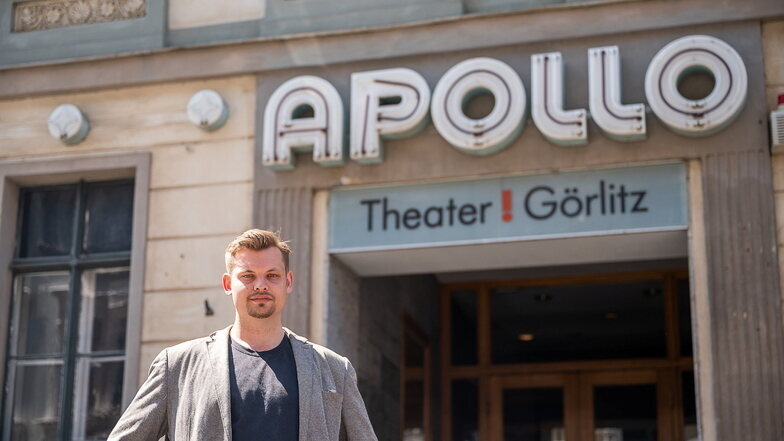 Eike Zastrow, Leiter des Görlitzer Studierenden-Ensembles, steht vor dem Apollo-Theater. Dort hatte die Gruppe im Juni ihre Premieren-Aufführung.