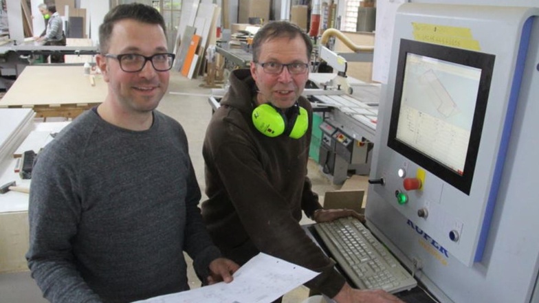 Moderne Technik in der Bautzener Tischlerei. Axel Schuster (l.) bespricht mit seinem langjährigen Mitarbeiter Andreas Braun an einer CNC-Fräse die nächsten Arbeitsschritte.