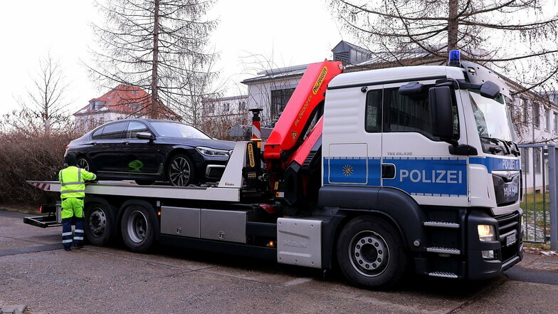 Auch sogenannte Vermögenswerte wurden sichergestellt: Ein Auto wird in Dresden-Reick von der Polizei abgeschleppt.