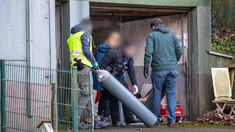 Hunderte Einsatzkräfte haben am Donnerstagvormittag mehrere Objekte in NRW und Hessen durchsucht. Hintergrund: Drogenhandel.
