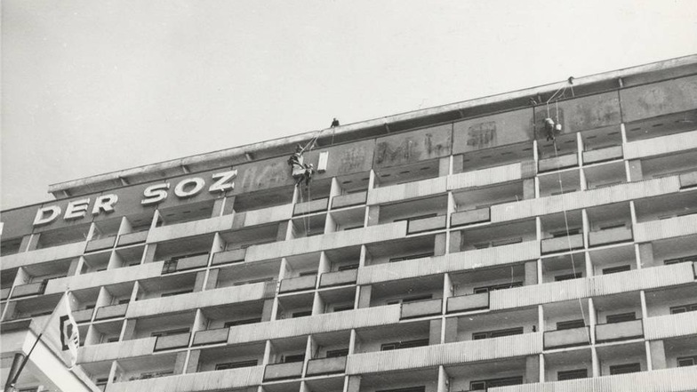 Der Sozialismus siegt. Heute verkommt das Hochhaus am Pirnaischen Platz. Demnächst soll der Brandschutz erneuert werden. Zu DDR-Zeiten verkündete das Gebäude den Siegeszug des Sozialismus. Bis die Lettern heimlich verschwanden.