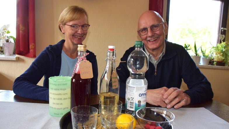 Iris und Andreas-Helmut Spengler kennen selbst Limonadenrezepte. Der frühere Pfarrer von Waldhufen freut sich mit seiner Frau auf das große Erntedankfest.