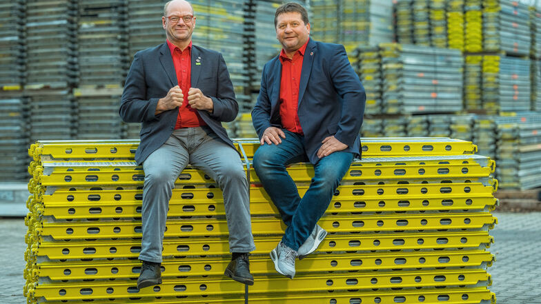 Mal wieder obenauf: Walter Stuber und Dirk Eckart (v. l.), Geschäftsführer und Inhaber der Gemeinhardt Gerüstbau Service GmbH in Roßwein. Auf den Höfen der drei Niederlassungen lagern Stellrahmen für 80.000 Quadratmeter Gerüst.