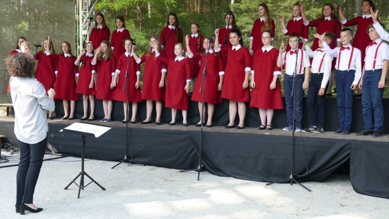 Der Chor Canto Veluce beim Auftritt im Geopark Muskauer Faltenborgen.