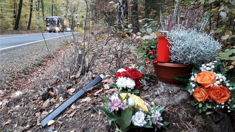 Am Tag nach dem tödlichen Unfall liegen Blumen an der Stelle der tragischen Kollision.