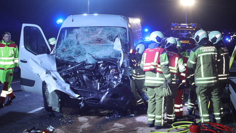Der Fahrer des Transporters war nach dem Unfall in seinem Wagen eingeklemmt.