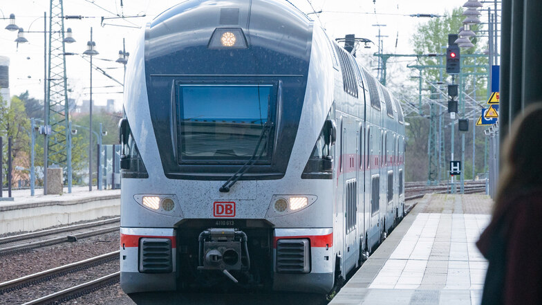 Fahrgäste des Intercitys zwischen Dresden und Warnemünde müssen von April bis November 2023 mit massiven Fahrplanänderungen und Ausfällen rechnen. Südlich von Berlin baut die Deutsche Bahn.