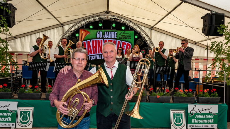 Beim Blasmusik-Festival in Ostrau hat Werner Nickel nochmals zum Instrument gegriffen. Aber nur fürs Foto zum Geburtstagsfest der Original Jahnataler Blasmusikanten, bei denen er viele Jahrzehnte spielte.