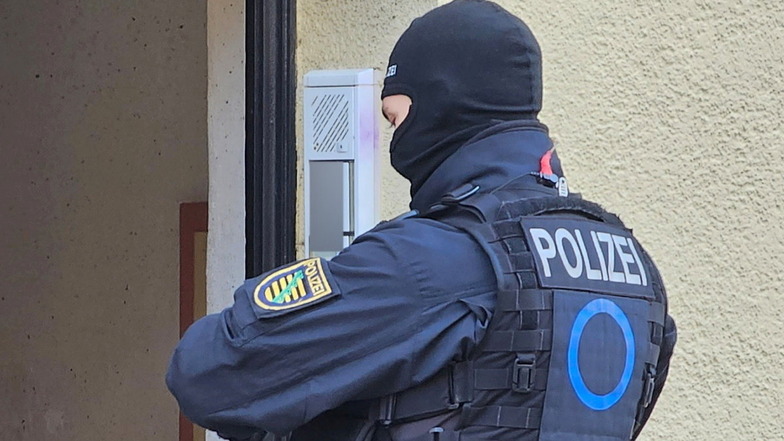 Von einer Sonderkommission des Landeskriminalamtes wurden zwei Wohnungen in der Bautzener Gegend durchsucht und einiges Material beschlagnahmt.