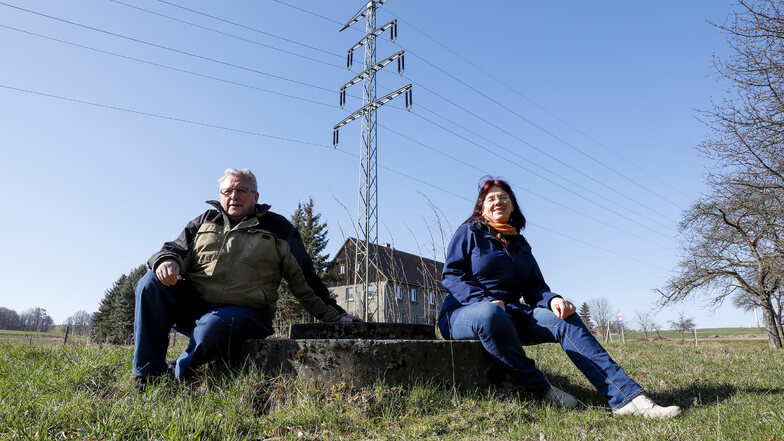 Kerstin Schlagehan (rechts) und ihr Nachbar Klaus Peter Liebe leben mit den Strommasten in nächster Nähe ihrer Häuser. Das wollen sie gern ändern.