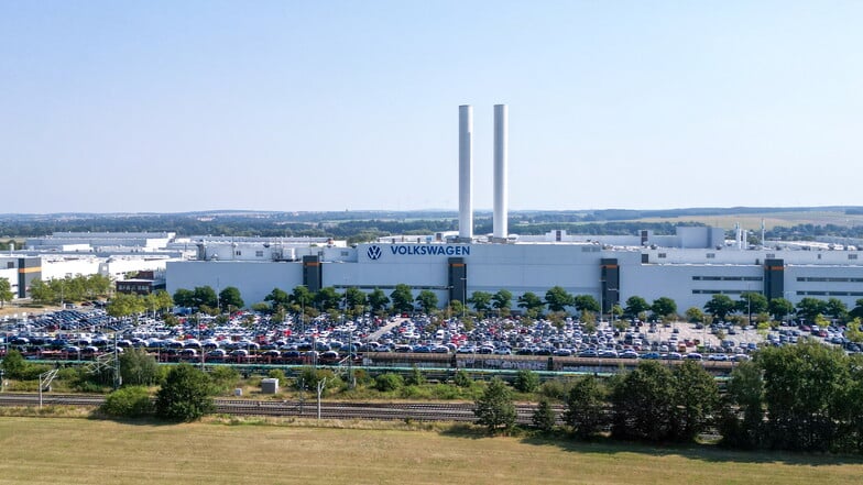 Volkswagen hat angekündigt, bei der Kernmarke kräftig sparen zu müssen. Auch Werksschließungen werden nicht länger ausgeschlossen.