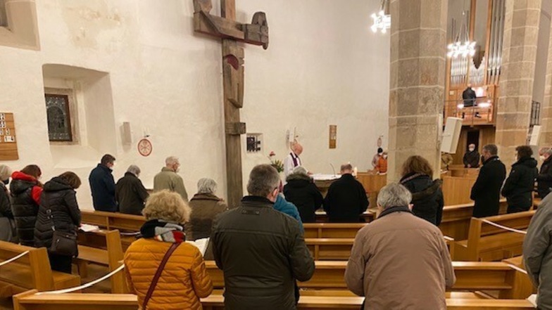 Friedensgebet am Montag in der katholischen Klosterkirche in Pirna. "Noch gibt es mehr Fragen als Antworten, es fehlen Worte, Einschätzungen und Abstand."