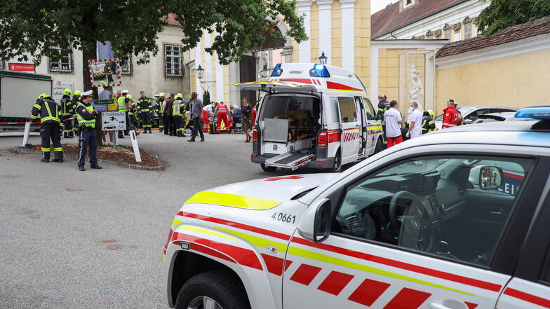 Rettungskräfte sind nach dem Unfall auf dem Wochenmarkt von St. Florian im Einsatz.