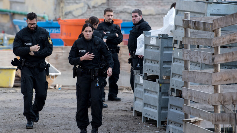 Polizisten am Tatort im Stadtteil Au.