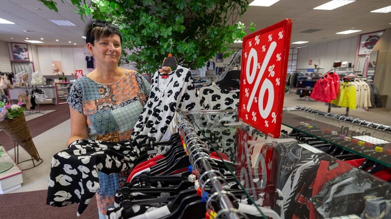 Ulrike Hofmann zeigt, welche Schnäppchen es jetzt bei Allroundmoden in Hartha gibt. Bis Ende August ist im Geschäft der Sommerschlussverkauf eingeplant.