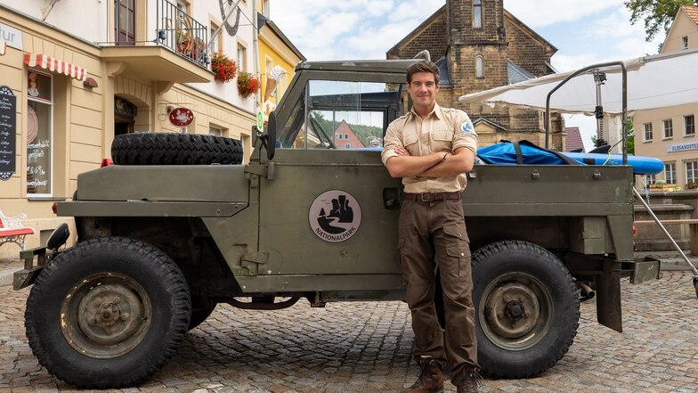 Der Hauptdarsteller Philipp Danne in seiner Rolle als Jonas Waldek „Der Ranger“ vor seinem Filmfahrzeug bei den Dreharbeiten in Stadt Wehlen.