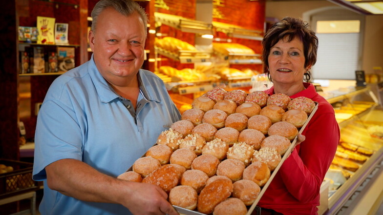 Bäckermeister Tino Herrmann und seine Frau Heike aus dem Großröhrsdorfer Ortsteil Hauswalde zeigen eine breite Palette an Pfannkuchen, die bei den Kunden beliebt sind.