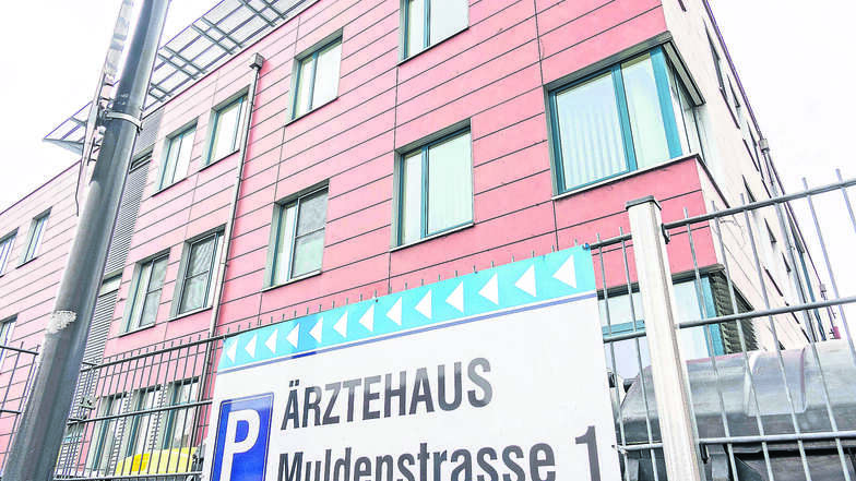 Im Ärztehaus an der Döbelner Muldestraße herrscht ein Engpass. Das Team der fünf Augenärzte ist bei der Betreuung der Patienten an die Kapazitätsgrenze gestoßen. Deshalb werden Neuaufnahmen derzeit abgelehnt.