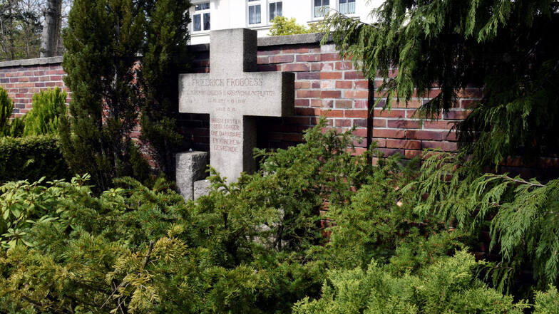 Das Steinkreuz auf dem Friedhof in Weißwasser ist als Kulturdenkmal beim Freistaat gelistet. Jetzt erklärte der Stadtrat die Grabstätte von Friedrich Froboess zum Ehrengrab.