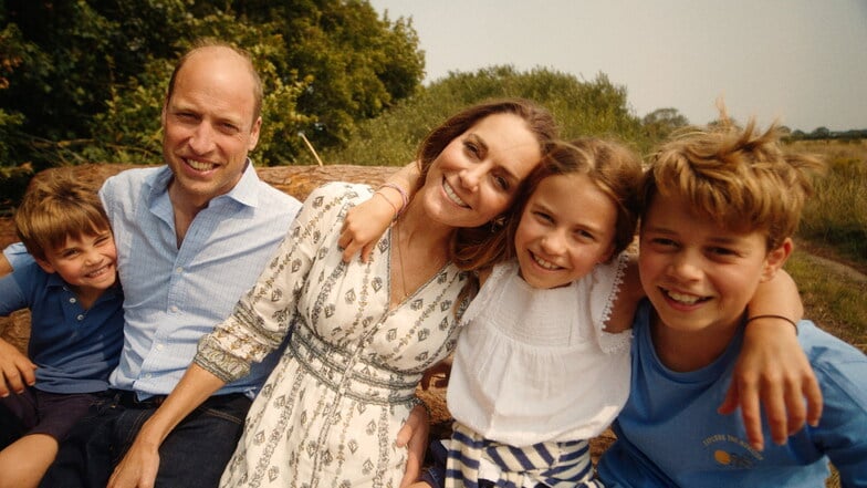 Dieses vom Kensington-Palast zur Verfügung gestellte Foto zeigt Kate (M) und William mit ihren Kindern George (r), Charlotte und Louis.